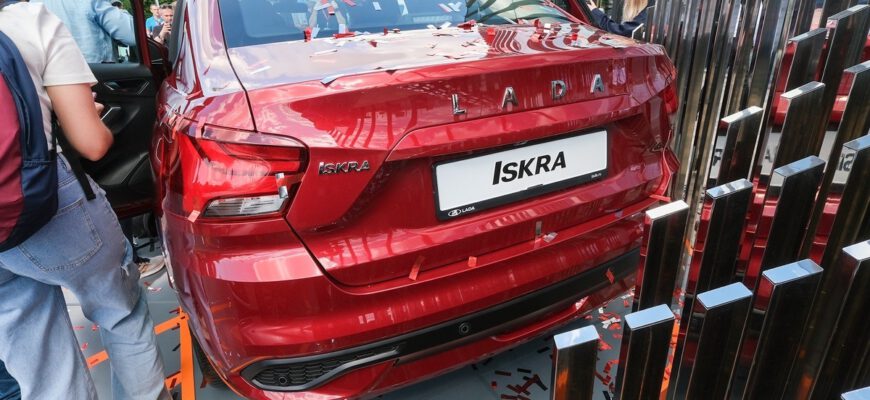 На сайте Lada случайно нашли модель Iskra, которую выпустят в 2025 году